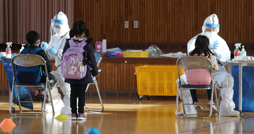 22일 오후 광주 북구 한 초등학교에서 학생들이 신종 코로나바이러스 감염증(코로나19) 검사를 받고 있다. 연합뉴스