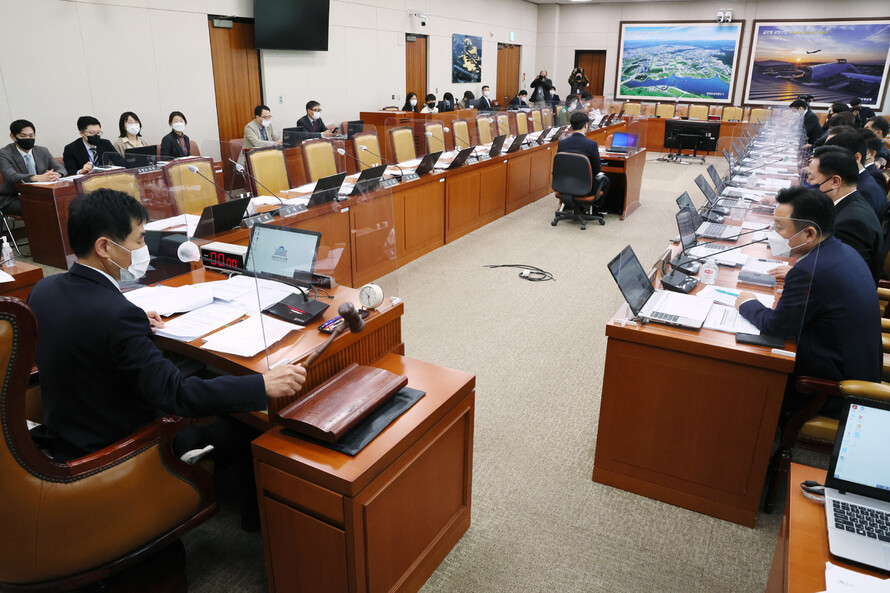 국회 국토교통위원회가 24일 오전 전체회의를 열고 국민의힘 의원들과 원희룡 국토교통부 장관 등이 불참한 상태에서 2023년도 예산안을 의결하고 있다. 연합뉴스