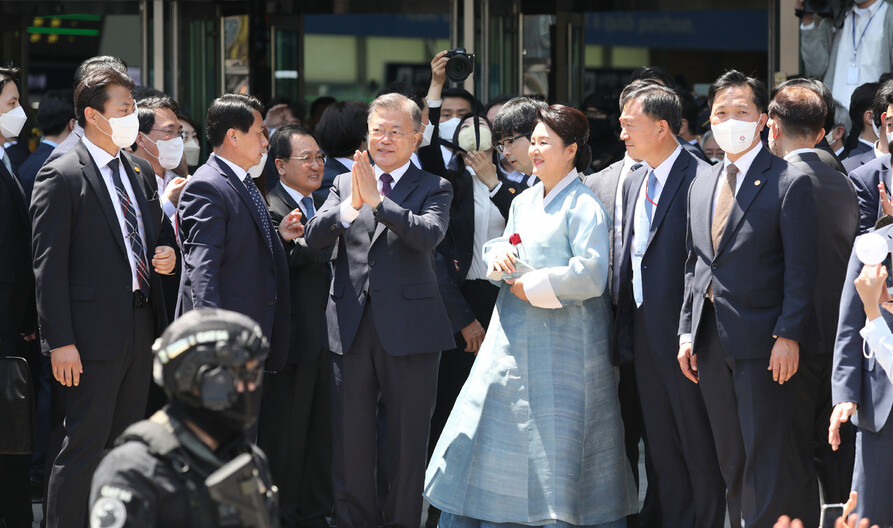 임기를 마친 문재인 전 대통령이 부인 김정숙 여사가 서울역 역사 들머리에서 배웅나온 지지자들에게 인사하고 있다. 김혜윤 기자