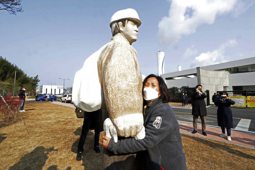 7일 오후 태안화력발전소에서 비정규직으로 작업 도중 사망한 고 김용균씨의 3주기 추모제가 충남 태안군 원북변 태안화력발전소 앞에서 열려, 김용균씨의 어머니 김미숙 김용균재단 이사장이 아들의 추모 조형물을 끌어안고 있다. 태안/김명진 기자 littleprince@hani.co.kr