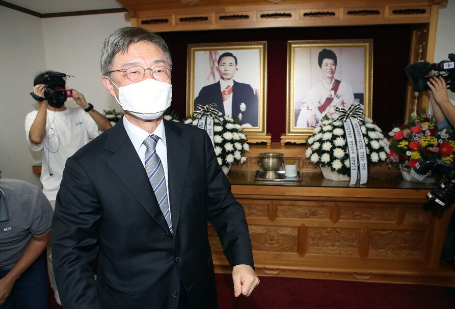 국민의힘 대선주자인 최재형 전 감사원장이 6일 경북 구미시 상모동에 있는 박정희 전 대통령의 생가를 찾아 헌화 후 나오고 있다. 연합뉴스