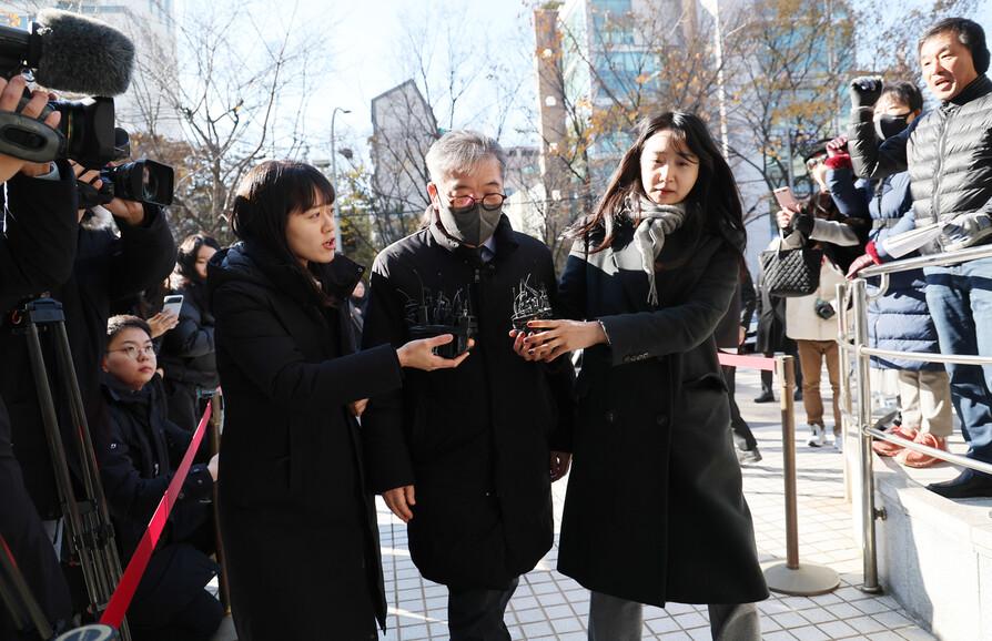 장하원 디스커버리자산운용 대표가 24일 서울 남부지법에서 열린 구속 전 피의자심문 영장심사에 출석하면서 기자들의 질문을 받고 있다. 연합뉴스