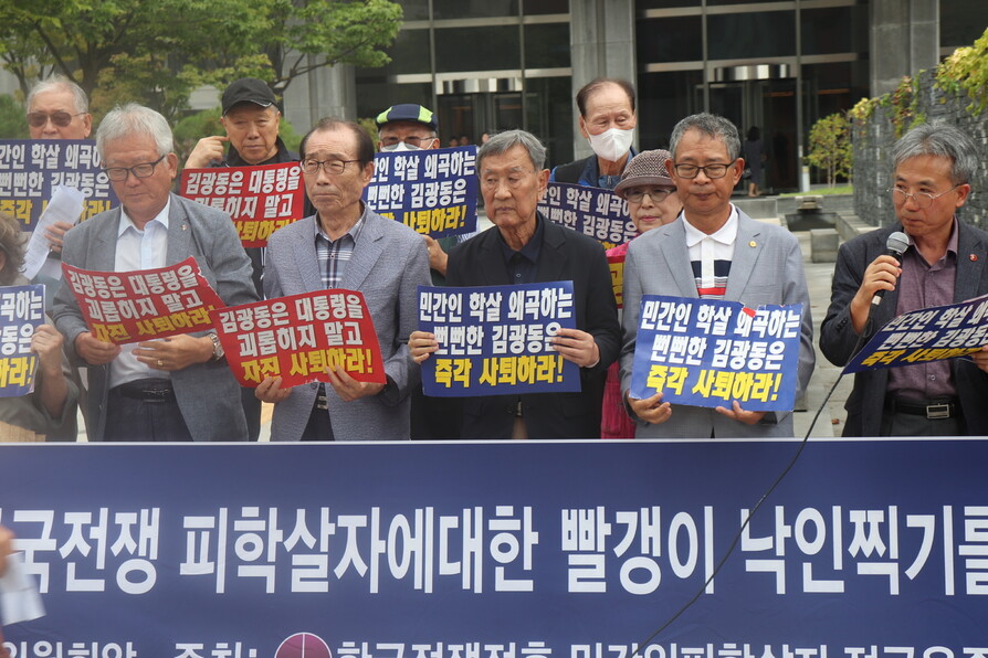 지난 9월19일 서울 중구 남산스퀘어빌딩 진실·화해를위한과거사정리위원회(진실화해위) 앞에서 열린 한국전쟁전후민간인피학살자전국유족회 집회에 참석했던 김만덕 영천유족회장(왼쪽서 두번째). 그 오른쪽이 윤호상 피학살자전국유족회 회장이다.    고경태 기자