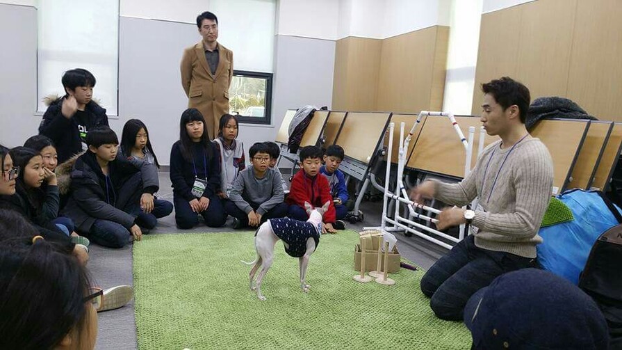 권혁필 에듀펫 대표가 어린이를 대상으로 반려견 교육을 하고 있다. 에듀펫 제공