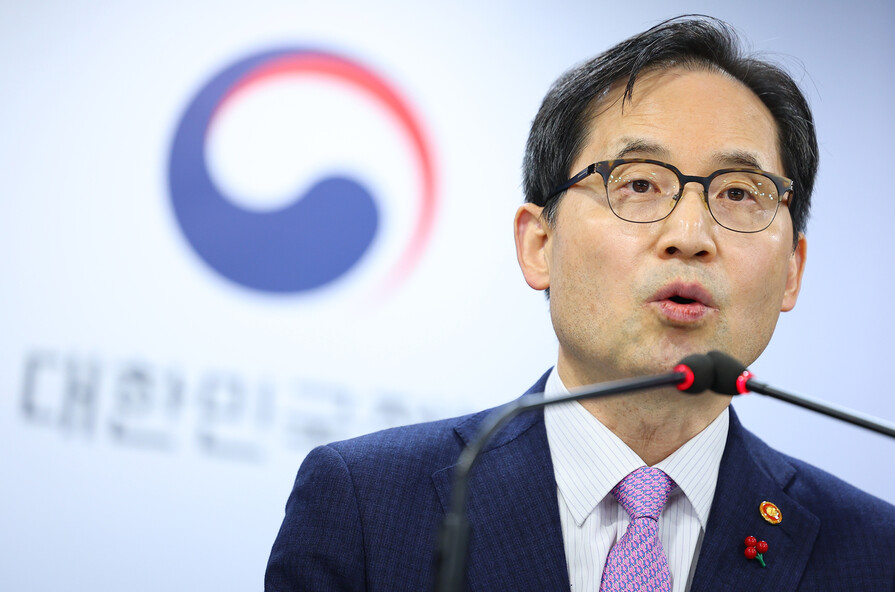 한기정 공정거래위원장이 지난 19일 오전 정부서울청사 브리핑룸에서 플랫폼 독과점 폐해를 줄일 수 있는 플랫폼 공정경쟁촉진법 제정 관련 브리핑을 하고 있다. 연합뉴스.