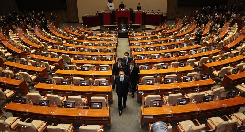 윤석열 대통령이 지난달 25일 오전 서울 여의도 국회 본회의장에서 내년도 정부 예산안에 대한 시정연설을 마친 뒤 텅 빈 더불어민주당 의원석 사이로 걸어 나가고 있다. 더불어민주당 의원들은 이날 “국회 무시 사과하라”, “이 ×× 사과하라”, “야당 탄압 중단하라”고 요구하며 대통령의 시정연설에 불참했다. 김봉규 선임기자 bong9@hani.co.kr