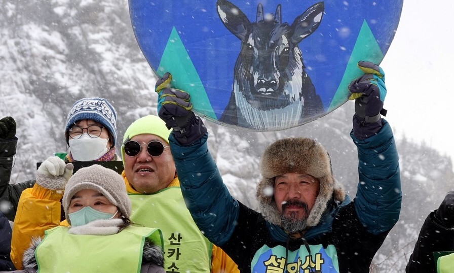 박그림 녹색연합 공동대표(가운데)가 설악산 오색케이블카 사업에 반대하는 도보순례를 시작한 지난달 26일 강원 양양 한계령휴게소 인근에서 산양이 그려져 있는 손팻말을 들고 있다. 설악산국립공원지키기국민행동 제공