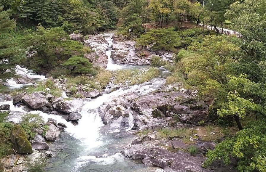 경기도 가평군 연인산 용추구곡의 절경. 경기도 제공