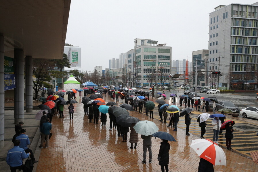 지난달 26일 경북 포항시 남구 포항시청 임시선별진료소 앞에 코로나19 검사를 받으려는 시민들이 줄을 서 있다. 포항시 제공