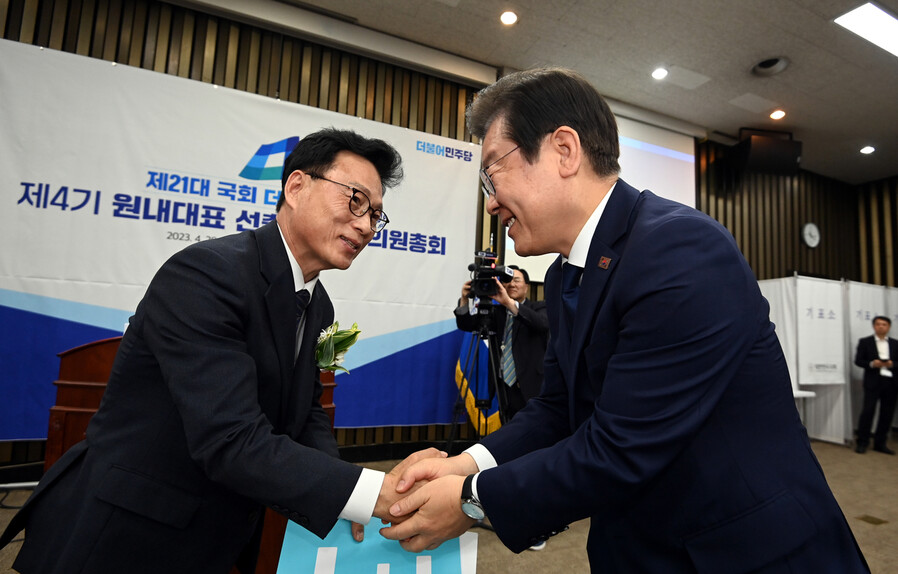 28일 민주당 의원총회에서 새 원내대표로 뽑힌 박광온 의원이 이재명 대표의 축하 인사를 받고 있다. 연합뉴스