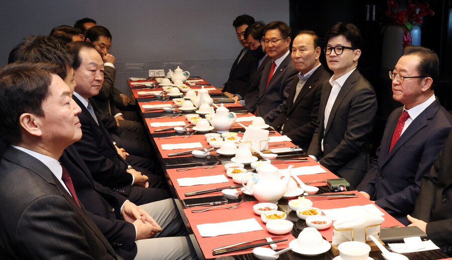 한동훈 국민의힘 비상대책위원장이 15일 여의도 켄싱턴호텔에서 당 3선 의원들과 오찬 회동을 하고 있다. 연합뉴스