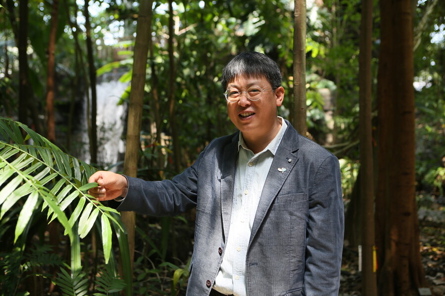 김영준 국립생태원 동물관리실장은 야생동물 수의사로 바이러스를 쫓고 있다. 그는 감염병 방역을 잘하려면, 생태학 등 기초과학에 대한 투자가 필요하다고 말했다.