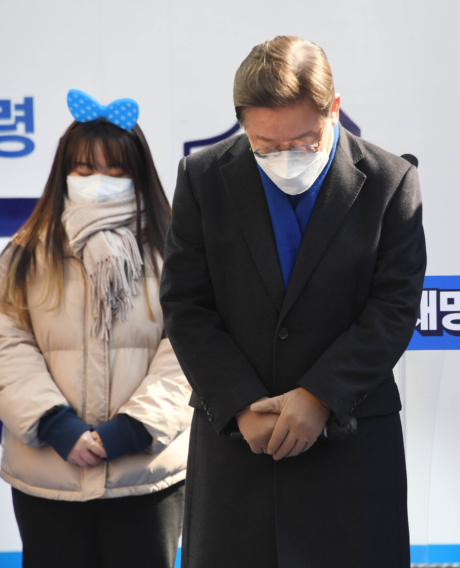 이재명 더불어민주당 대선 후보가 16일 서울 강남구 강남역 인근에서 열린 선거 유세에 앞서 국민의당 유세차 사고 사망자에 대한 애도의 묵념을 하고 있다. 공동취재사진