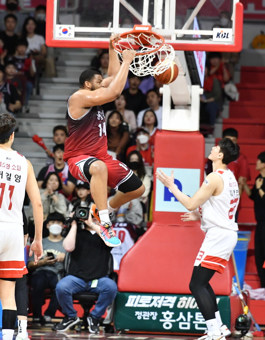 오마리 스펠맨이 경기 중 덩크슛을 하고 있다. KBL 제공