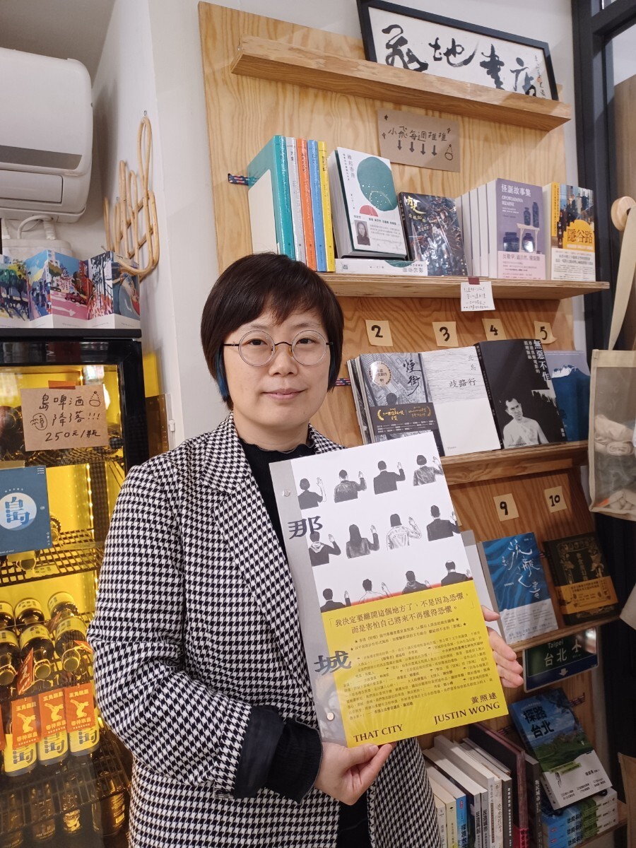 장제핑이 페이디서점 내 전시된 책을 들어 보이고 있다. 서점을 들른 대만인이 최근 ‘飛地書店’이란 액자 2점을 써줬다고 한다. 임인택 기자