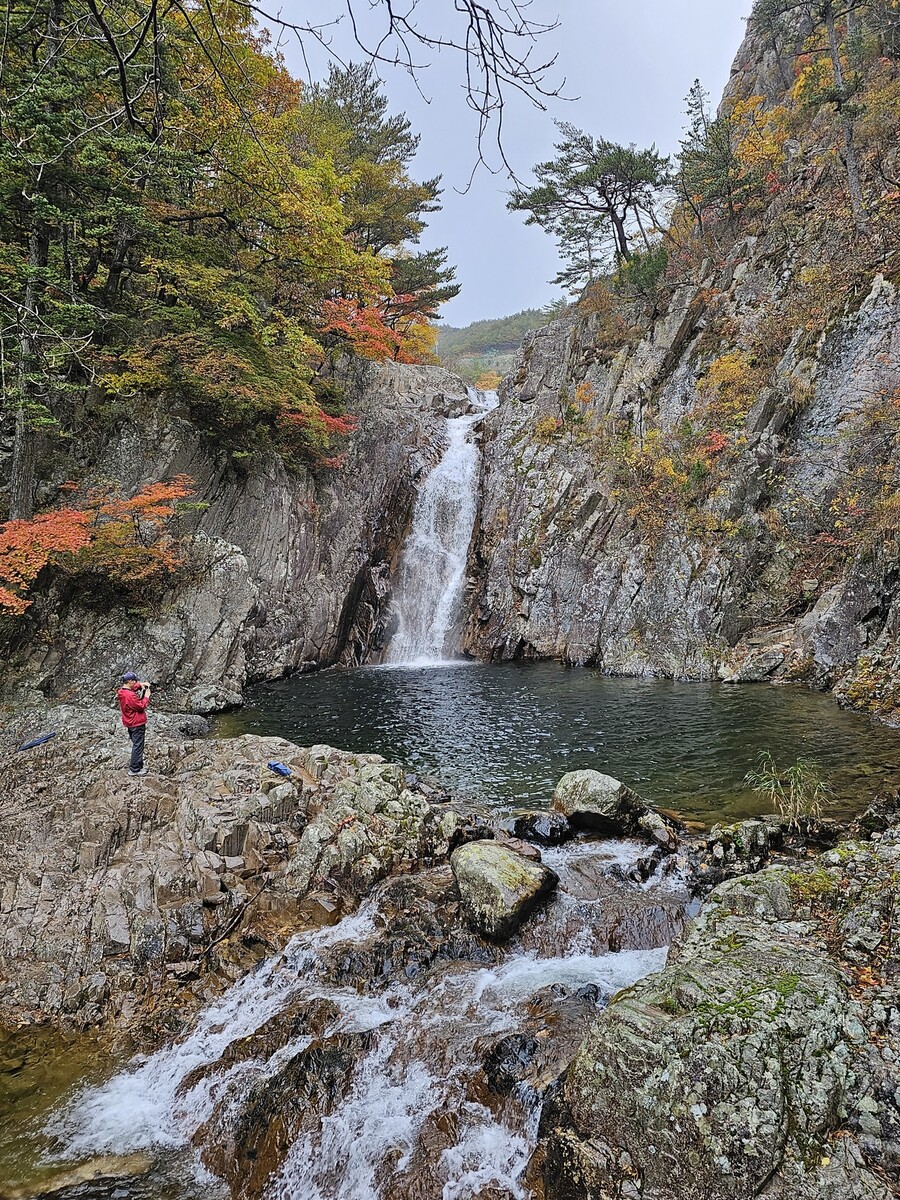 설악산국립공원 인제 방향 미시령 계곡에 있는 도적폭포.