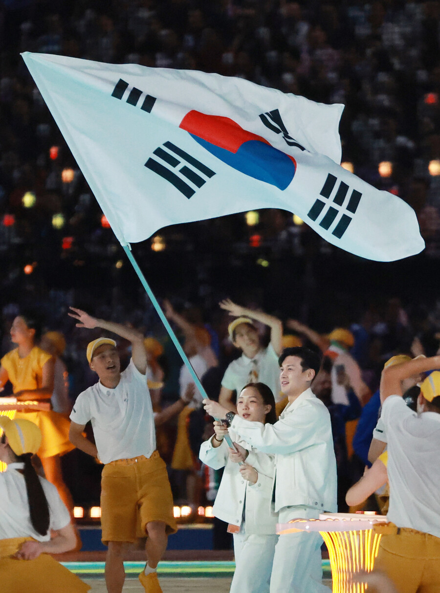 구본길(오른쪽)이 23일 중국 항저우 올림픽 스포츠센터 스타디움에서 열린 2022 항저우아시안게임 개회식에서 대한민국 선수단 기수로 김서영(수영)과 함께 태극기를 흔들며 입장하고 있다. 항저우/연합뉴스