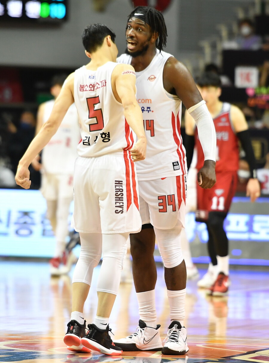 에스케이의 자밀 워니(오른쪽)와 김선형. KBL 제공