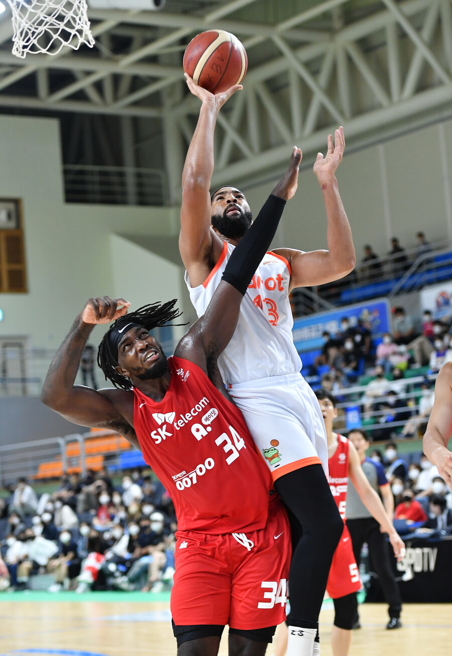 고양 캐롯의 디드로 로슨(왼쪽)이 에스케이(SK) 자밀 워니를 피해 슛하고 있다. KBL 제공