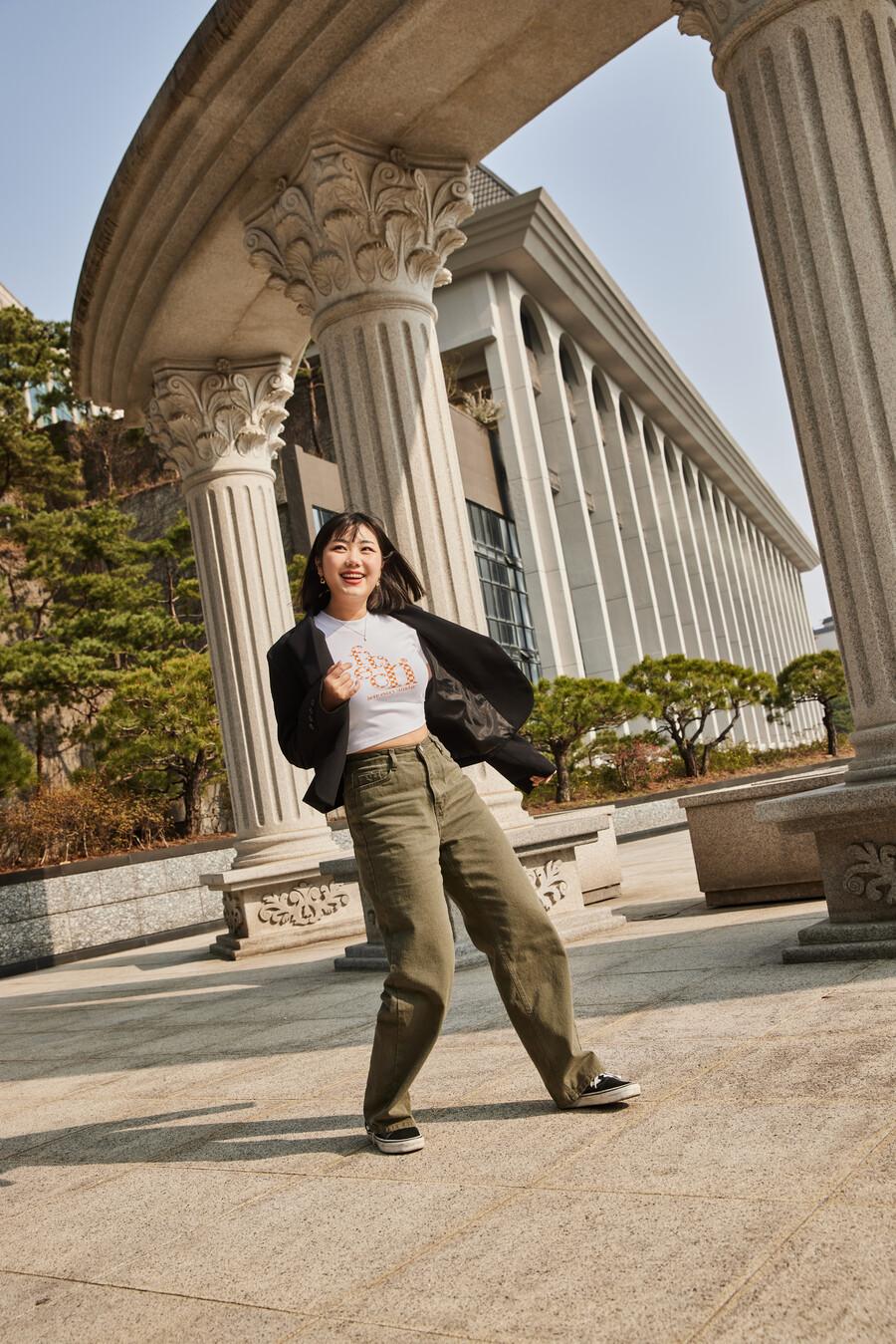 지난달 31일 서울 성북구 서경대학교 분수대 앞에서 쇼트폼 영상을 찍고 있는 박주혜씨. 윤동길 스튜디오 어댑터 실장