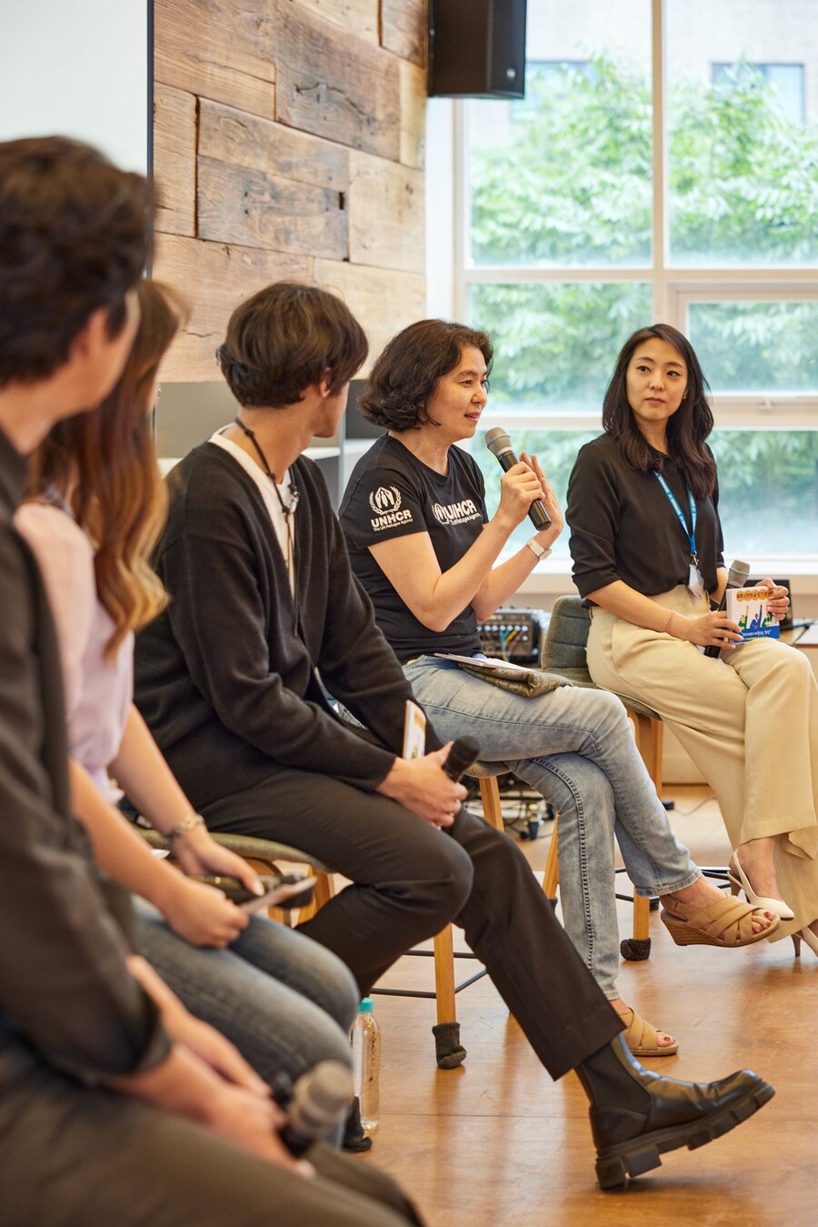 ‘세계 난민의 날’이었던 지난 6월20일 전혜경 대표(오른쪽 둘째)가 서울 중구 명동 커뮤니티하우스 마실에서 ‘대한민국에서 난민, 청년으로 살아간다는 것’이란 주제로 토크 콘서트를 하고 있다. 유엔난민기구 제공