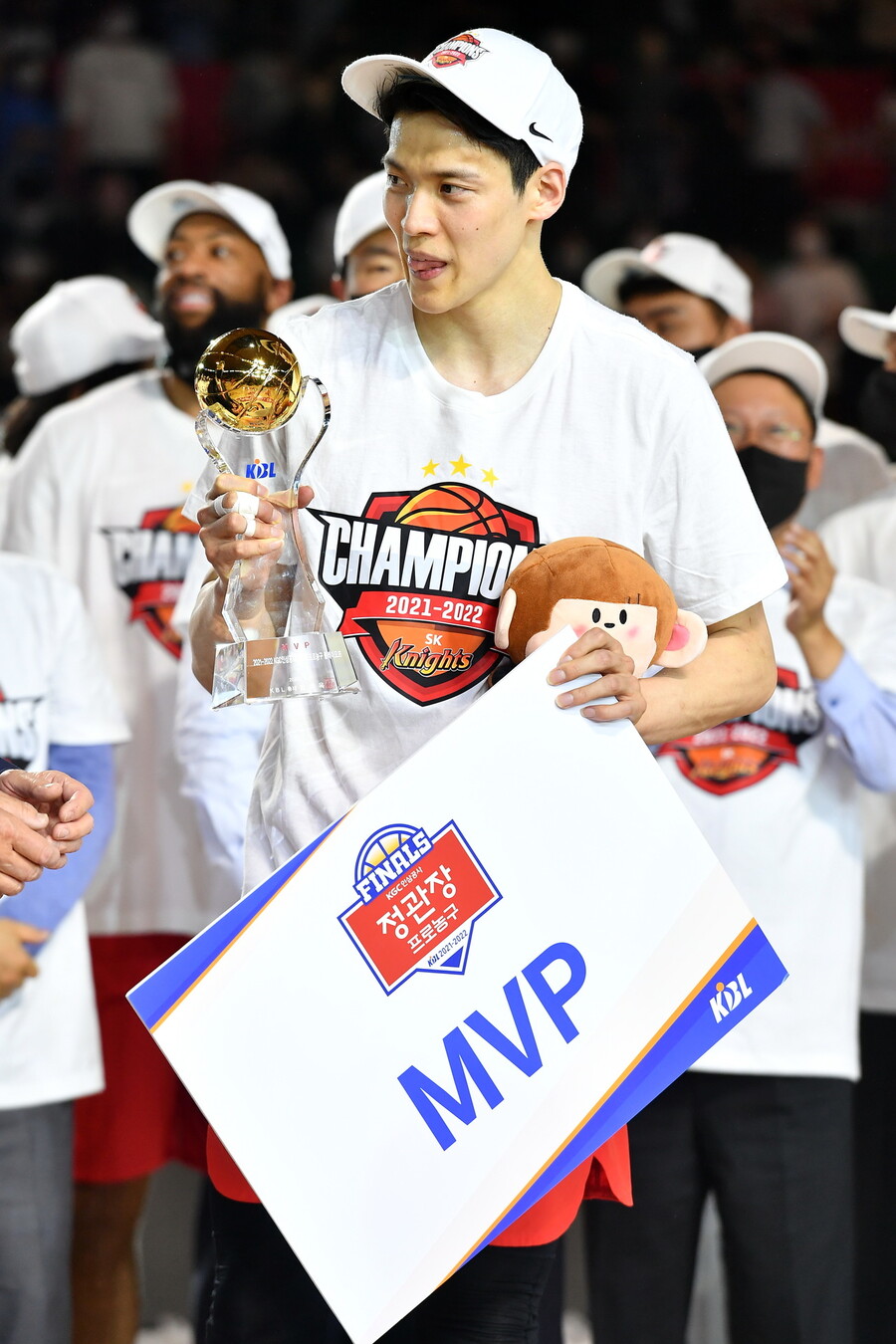 챔피언결정전 최우수선수를 수상한 김선형. KBL 제공