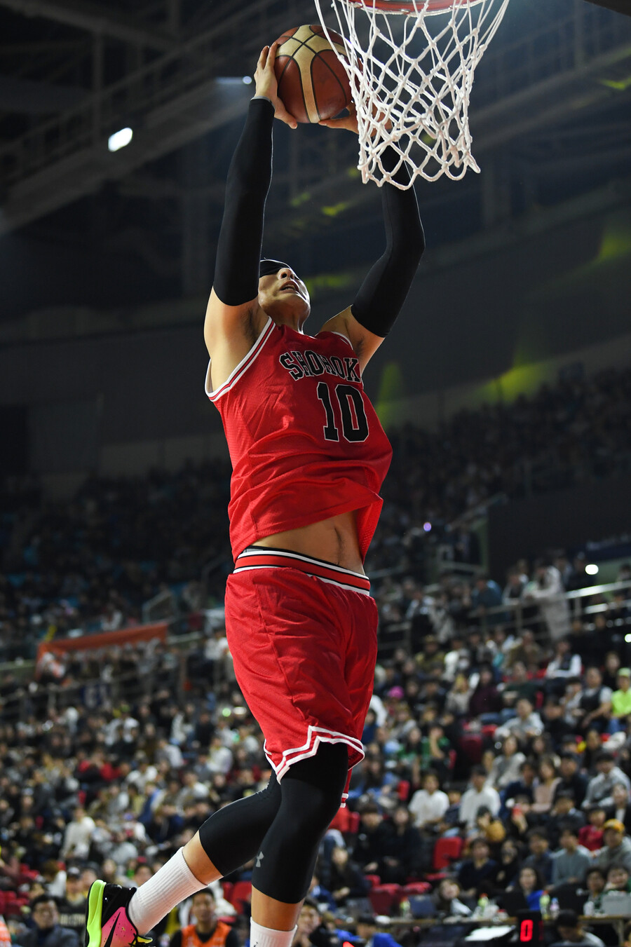 눈을 가린 채 덩크슛 하는 김현민. 케이비엘(KBL) 제공