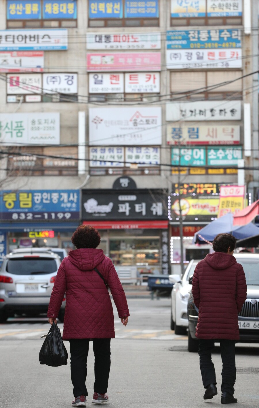 27일 오후 인천 연수구 옥련1동 거리에서 주민들이 길을 걸어가고 있다. 인천/ 김봉규 선임기자 bong9@hani.co.kr