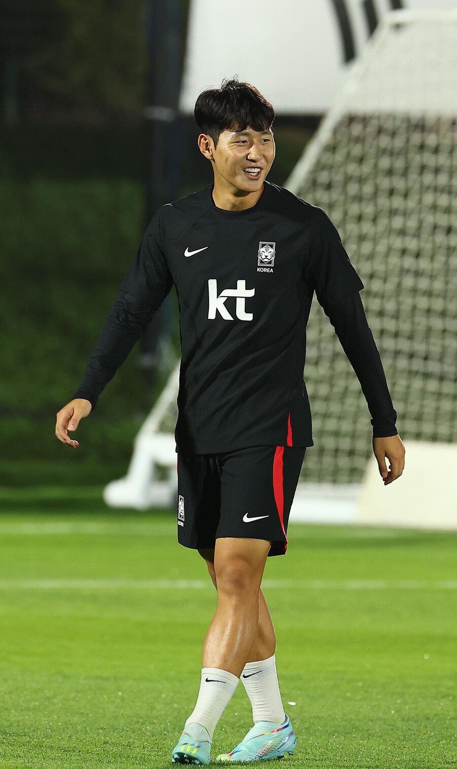 이강인이 14일(현지시각) 오후 한국 남자축구 대표팀이 훈련하는 카타르 도하 알 에글라 훈련장에서 웃으며 몸을 풀고 있다. 도하/김혜윤 기자 unique@hani.co.kr