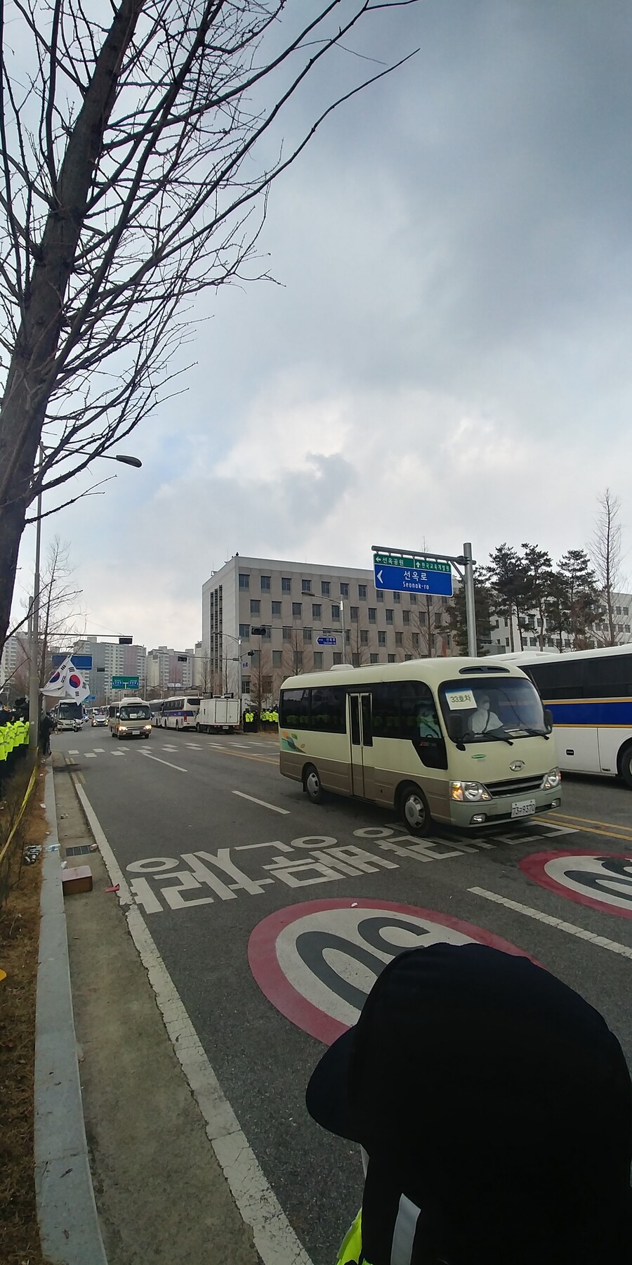 31일 오후 1시22분께 우한 교민을 태운 소형 버스가 임시 수용 시설인 국가공무원 인재개발원으로 향하고 있다. 오윤주 기자