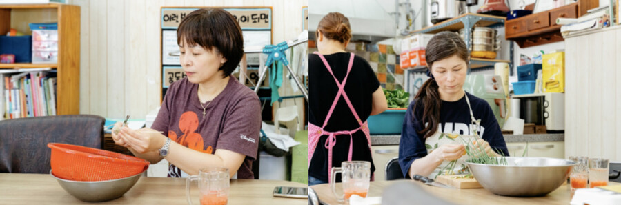 서울 은평구 ‘신나는 마을 공동부엌’에서 요리하는 회원들. 서울시 마을공동체종합지원센터 뉴스레터