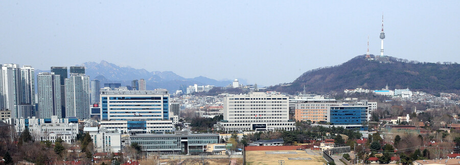 지난 21일 오후 국방부 청사 모습. 땅에 ‘H’ 글자가 적힌 헬기장 뒤에 있는 흰색 10층 건물이 국방부 본관이다. 박종식 기자 anaki@hani.co.kr