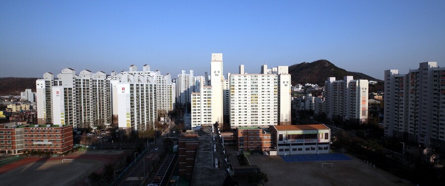 27일 오후 인천 연수구 옥련1동 상대적으로 젊은 층이 많이 거주하고 있다. 이곳엔 능허대초등하교와 옥련시장이 맞닿아 있다. 인천/ 김봉규 선임기자 bong9@hani.co.kr