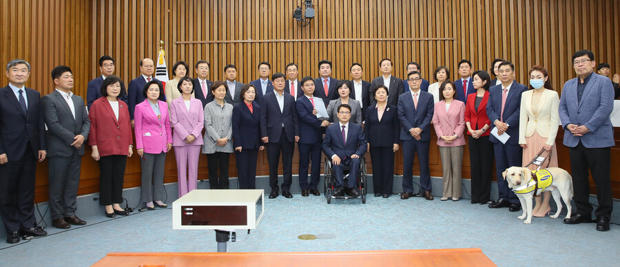 미래한국당 원유철 대표, 국회의원, 당선인들이 지난 26일 국회에서 열린 합동연석회의를 마친 뒤 미래통합당과 합당 결의문을 발표하고 있다. 연합뉴스