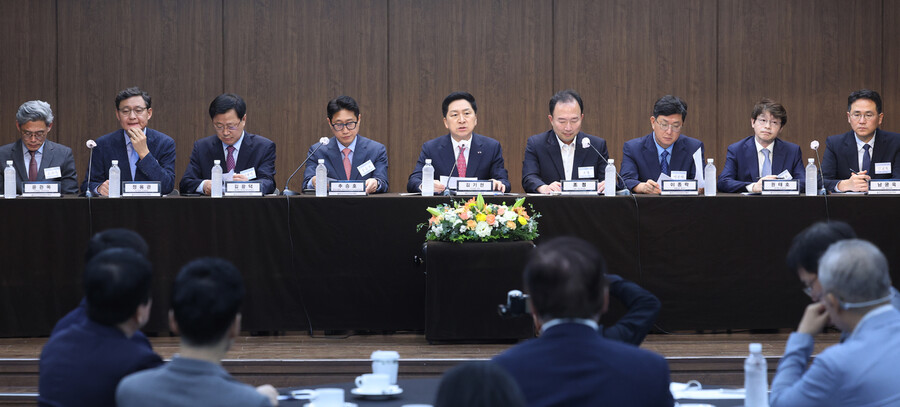 김기현 국민의힘 대표(정중앙)가 21일 서울 명동 은행회관에서 열린 ‘김기현 국민의힘 대표 초청 편입인 토론회'에서 기조 발언을 하고 있다. 연합뉴스