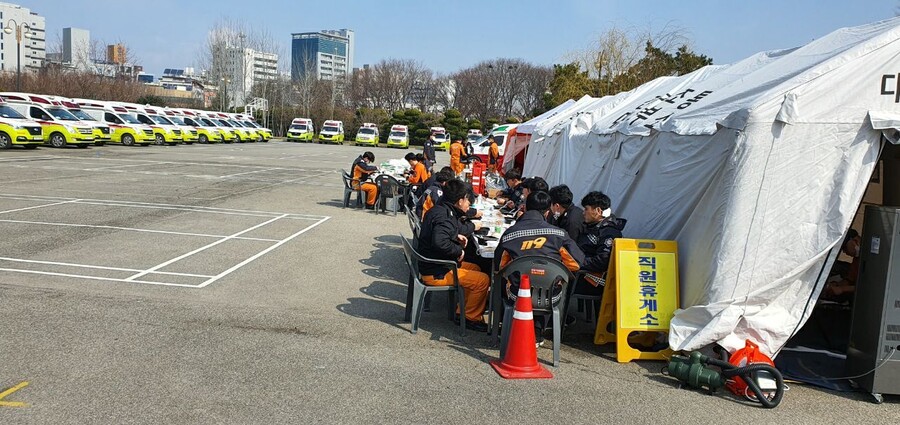 대구시 달서구 두류동 옛 두류정수장에서 응급차량 구조대원들이 짬을 내 도시락으로 식사를 하고 있다. 대구소방본부 제공