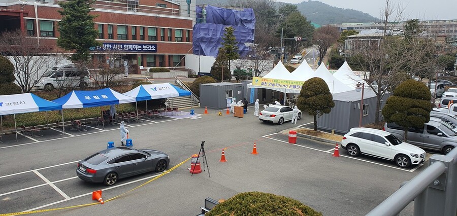 과천시 보건소에 설치 운영 중인 드라이브 스루 선별진료센터 모습. 과천시 제공