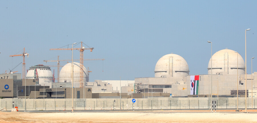 한국수력원자력이 아랍에미리트(UAE)에 건설한 바라카 원전 전경. 한수원은 폴란드와 체코 등에도 이 원전과 같은 한국형 원전(APR1400) 수출을 추진하고 있다. 연합뉴스