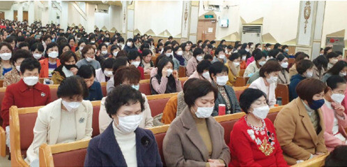 만민중앙성결교회 교인들이 마스크를 쓰고 예배를 드리는 모습. 만민중앙성결교회 누리집 갈무리.