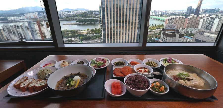 지난달 25일 오후 서울 용산구 하이브 구내식당에 차려진 점심 메뉴. 수제블록치즈돈가스(왼쪽)와 장각닭곰탕. 이정용 선임기자 lee312@hani.co.kr