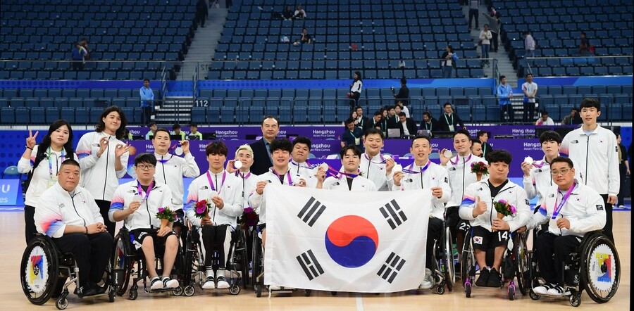 한국 남자 휠체어농구 대표팀이 27일 중국 항저우 올림픽센터 체육관에서 열린 2022 항저우 장애인아시안게임 은메달을 따낸 뒤 기념촬영을 하고 있다. 대한장애인체육회 제공