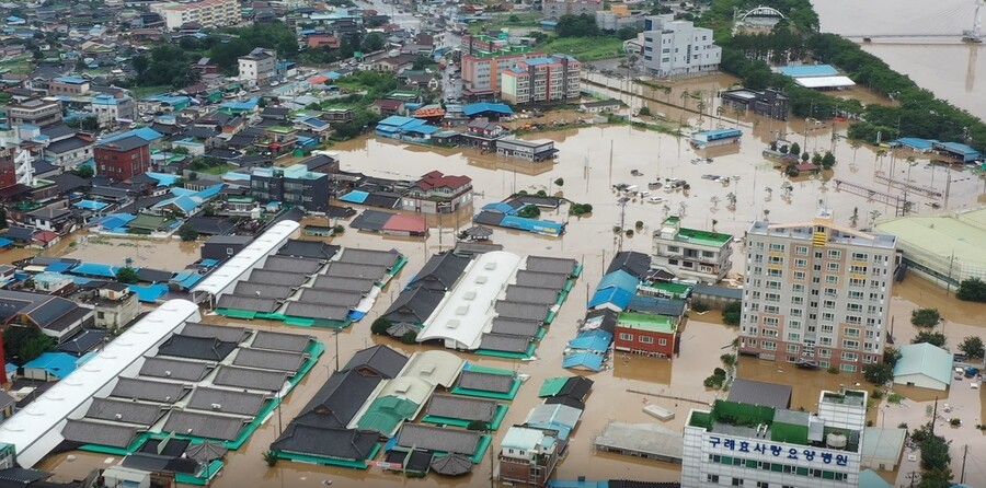 지난해 8월8일 전남 구례군 구례읍 전통시장 부근이 섬진강 범람으로 지붕까지 물에 잠겼다. 구례군청 제공