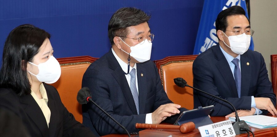 윤호중 더불어민주당 공동비상대책위원장(가운데)이 30일 오전 서울 여의도 국회에서 열린 비상대책위원회의에서 발언하고 있다. 공동취재사진