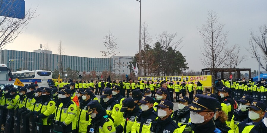 경찰 1100여명이 31일 오전 중국 우한 교민이 임시로 머물 진천 혁신도시 안 국가공무원 인재개발원 주변에 배치돼 주민과 충돌 등 만일의 사태에 대비하고 있다. 오윤주 기자