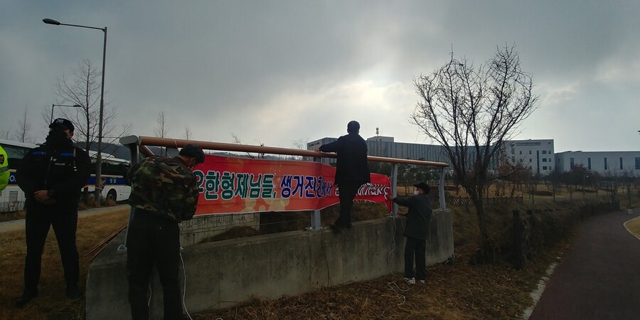 진천군 진천읍 벽암리 주민들이 31일 오후 중국 우한 교민 임시 수용 시설인 국가공무원 인재개발원 앞에 이들의 편안한 치유를 기원하는 펼침막을 걸고 있다. 오윤주 기자