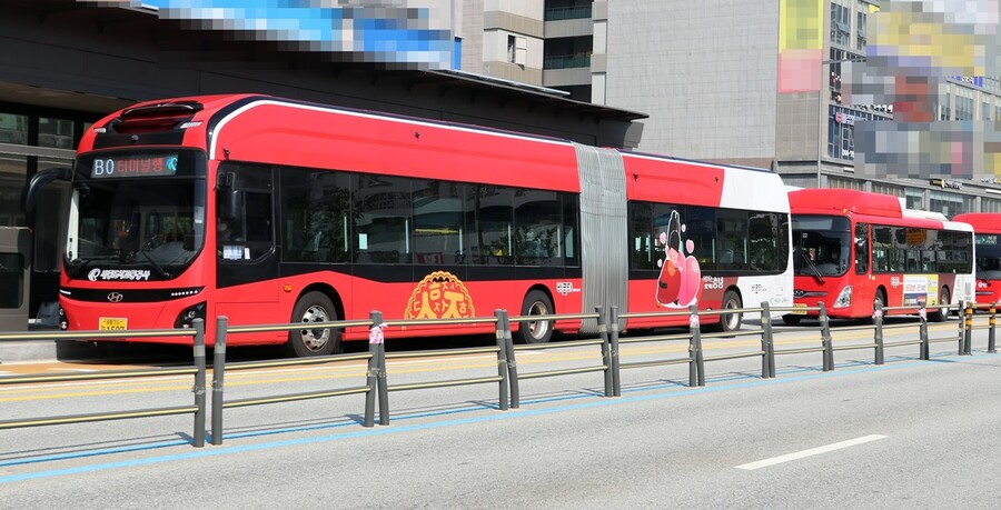 세종시 간선도로를 운행하는 간선급행버스(BRT) ‘바로타’. 이 외의 다른 시내버스 노선은 다양하고 촘촘하지 않아 시민 불편이 크다. 연합뉴스