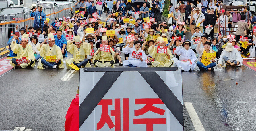 일본 핵오염수 해양투기 제주범도민운동본부가 지난 29일 오후 제주시 노형오거리에서 3차 제주범도민대회를 열고 일본 정부의 핵 오염수 해양투기를 규탄하고 있다. 연합뉴스