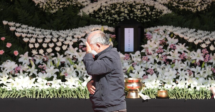 이태원 참사 사망자 합동분향소가 마련된 서울광장에서 31일 오전 시민들이 조문하고 있다. 강창광 선임기자 chang@hani.co.kr