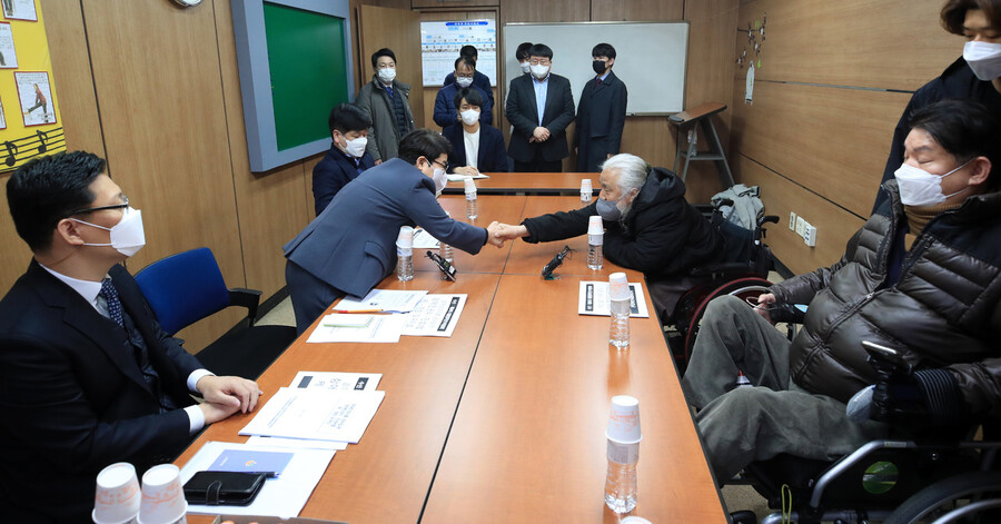 임이자 대통령직 인수위원회 사회문화복지분과 간사(왼쪽)가 29일 오전 서울 경복궁역 서울교통공사 경복궁영업사업소 회의실에서 장애인차별철폐연대 회원들과의 면담에 앞서 박경석 전국장애인차별철폐연대 상임공동대표와 악수를 하고 있다. 공동취재사진