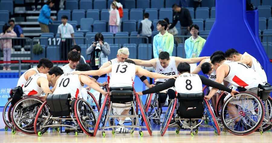 한국 선수들이 20일 중국 저장성 항저우 올림픽센터 체육관에서 열린 2022 항저우장애인아시안게임 휠체어농구 B조 조별리그 일본과 경기 전 기합을 넣고 있다. 대한장애인체육회